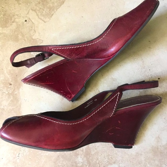 Kenneth Cole Reaction burgundy peep toe wedges - Picture 2 of 13